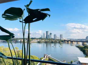 Stunning waterfront 3 bedroom condo with Pool, BBQ, Sydney